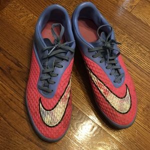 NIKE SOCCER CLEATS
